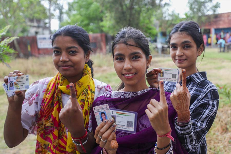 Polling in 88 Lok Sabha constituency across the Country in second phase on Friday dgtl