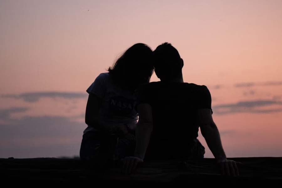 আলাপ হয়েছিল পেশার খাতিরে। তার পর নাকি প্রেমের সম্পর্কে জড়িয়ে পড়েছিলেন। সেখানে বাধা হয়নি দুই দেশের সীমান্ত। সুস্মিতা সেন থেকে বিপাশা বসু, রণবীর কপূর— বলিপাড়ার এমন বহু তারকা রয়েছেন, যাঁদের নাম পাকিস্তানের ক্রিকেটার থেকে অভিনেতাদের সঙ্গে জড়িয়েছে।