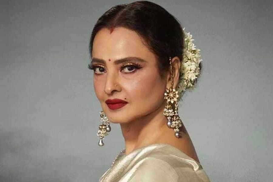 পাকিস্তানের প্রাক্তন প্রধানমন্ত্রী ইমরান খানের সঙ্গে নাম জড়িয়েছিল অভিনেত্রী রেখার। এমনকি এক সংবাদপত্রে তাঁদের বিয়ে নিয়েও চর্চা শুরু হয়েছিল।