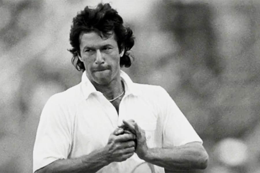 কানাঘুষো শোনা যায়, ১৯৮৫ সালের এপ্রিল মাসে প্রায় এক মাসের জন্য মুম্বই গিয়েছিলেন ইমরান। সেখানে তাঁর আলাপ হয়েছিল রেখার সঙ্গে। তার পর মাঝেমধ্যেই নাকি দু’জনকে একসঙ্গে কখনও সমুদ্রসৈকতের ধারে, কখনও বা কোনও নাইটক্লাবে দেখা যেত।