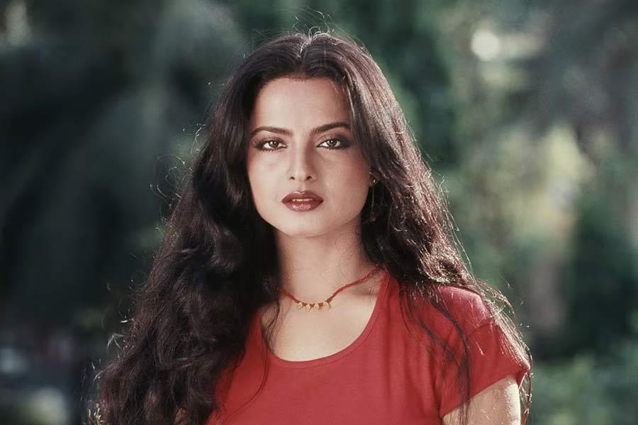 বলিপাড়ার জনশ্রুতি, রেখার বাড়িতেও নাকি ইমরানকে যেতে দেখা গিয়েছিল। রেখা এবং ইমরান যে সম্পর্কে জড়িয়ে পড়েছিলেন, তা নিয়ে বলিপাড়ার অন্দরমহলে ফিসফাস শুরু হয়। এমনকি ইমরানের সঙ্গে যে রেখা সাত পাকে বাঁধা পড়তে চলেছেন, সেই জল্পনাও ছড়িয়ে পড়ে। পরে অবশ্য সময়ের সঙ্গে সঙ্গে দুই তারকার সম্পর্ক নিয়ে জলঘোলা থেমে যায়।