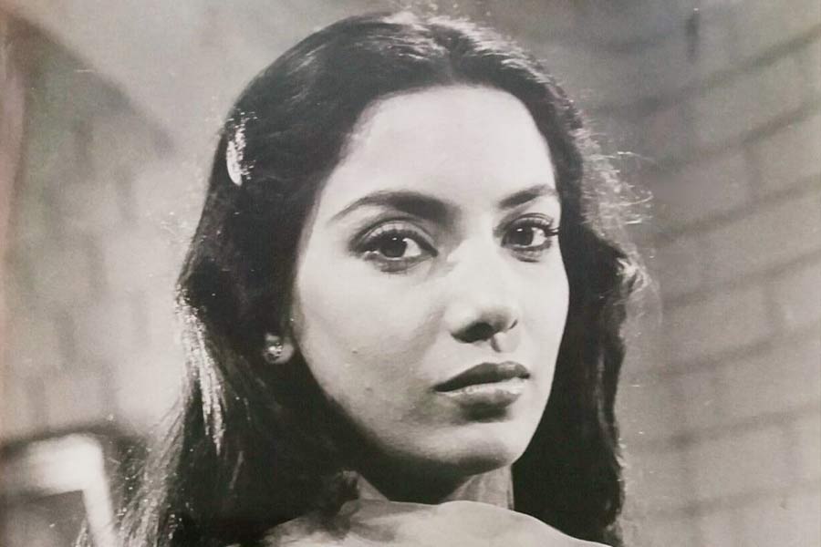 শুধুমাত্র রেখা নয়, বলিপাড়ার আরও দুই অভিনেত্রীর সঙ্গে ইমরানের নাম শোনা গিয়েছিল। বলিপাড়ায় কানাঘুষো শোনা যায়, শাবানা আজ়মির সঙ্গে নাকি সম্পর্কে জড়িয়েছিলেন ইমরান। যদিও এই প্রসঙ্গে দু’জনের কেউই কোনও মন্তব্য করেননি।