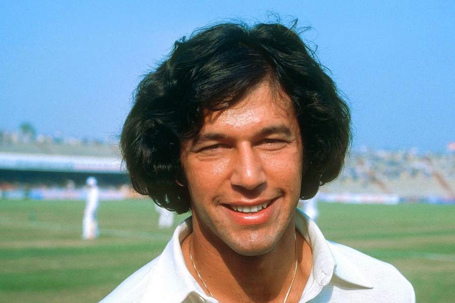 পাকিস্তানের ক্রিকেট দলের সঙ্গে যুক্ত ছিলেন ইমরান। ১৯৭৯ সালের নভেম্বর মাসে খেলার সূত্রেই বেঙ্গালুরু গিয়েছিলেন ইমরান। সেই সময় বেঙ্গালুরুর ক্রিকেট স্টেডিয়ামের পোশাক বদল করার ঘরে (ড্রেসিং রুম) ইমরানের ২৭তম জন্মদিন পালন করা হয়েছিল। সেখানে উপস্থিত ছিলেন পাকিস্তান ক্রিকেট টিমের অন্য সদস্যেরাও।