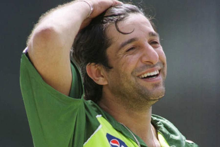 ১৯৯৫ সালে সাত পাকে বাঁধা পড়েছিলেন পাকিস্তানের প্রাক্তন ক্রিকেটার ওয়াসিম আক্রম। কিন্তু ২০০৯ সালে তাঁর স্ত্রী মারা যান। চার বছর পর শানিয়েরা আক্রম নামে অস্ট্রেলিয়ার এক সমাজকর্মীকে বিয়ে করেন ওয়াসিম। তবে বিবাহবিচ্ছেদের আগে এক বাঙালি অভিনেত্রীর সঙ্গে নাম জড়িয়ে পড়েছিল ওয়াসিমের।