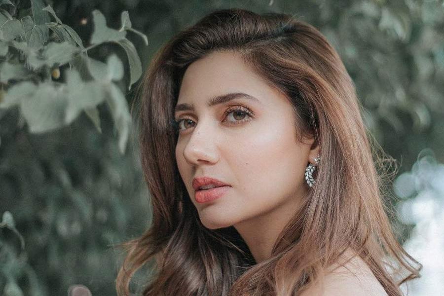 এক পুরনো সাক্ষাৎকারে মাহিরা বলেছিলেন, ‘‘রণবীর শুধুমাত্র আমার বন্ধু। কিন্তু আমাদের ছবি নিয়ে এমন ভাবে আমায় আক্রমণ করা হল যে আমি অবাক হয়ে গিয়েছিলাম। বিশ্বাসের ভিতটাই নড়ে গিয়েছিল আমার। মানসিক অবসাদগ্রস্ত হয়ে পড়ায় মনোবিদের সঙ্গে দেখাও করেছিলাম।’’