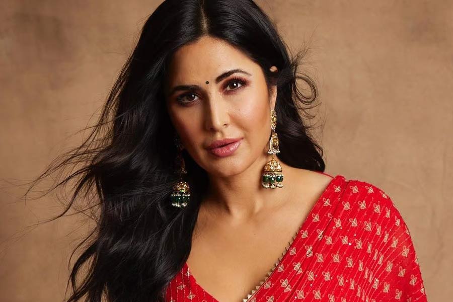 বলি অভিনেত্রী ক্যাটরিনা কইফের সঙ্গে রণবীরের সম্পর্ক নিয়ে বলিপাড়ায় কম জলঘোলা হয়নি। কানাঘুষো শোনা যায়, ক্যাটরিনার সঙ্গে সম্পর্কে ইতি টানার পর নাকি মাওয়ারার সঙ্গে সম্পর্কে জড়িয়ে পড়েন রণবীর।