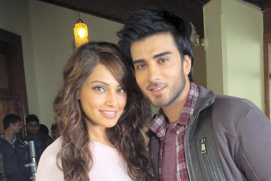 বলিপাড়া সূত্রে খবর, উটিতে ‘ক্রিচার ৩ডি’ ছবির শুটিং চলাকালীন বিপাশা এবং ইমরানের বন্ধুত্ব হয়। শুটিং শেষ হওয়ার পর নাকি ইমরানের সঙ্গে অধিকাংশ সময় কাটাতেন অভিনেত্রী। তাঁদের সম্পর্ক নিয়ে আলোচনা শুরু হলেও দু’জনের কেউই এই প্রসঙ্গে মুখ খোলেননি।