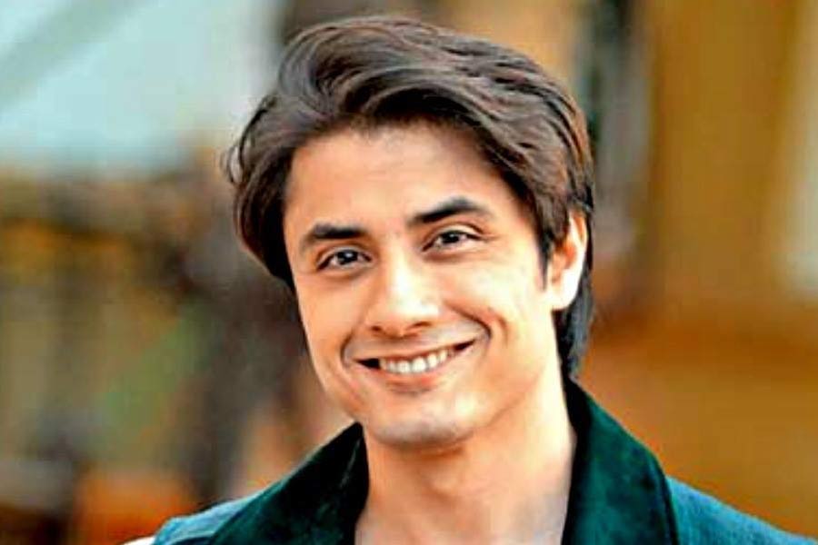 ২০১৪ সালে মুক্তিপ্রাপ্ত ‘টোটাল সিয়াপ্পা’ ছবিতে বলি অভিনেত্রী ইয়ামি গৌতমের সঙ্গে অভিনয় করেন পাকিস্তানের অভিনেতা আলি জাফর। বলিপাড়ায় দুই তারকার সম্পর্ক নিয়ে গুঞ্জন শোনা যেতে থাকে। কিন্তু পরে তাঁরা জানিয়েছিলেন, তাঁরা একে অপরকে শুধুমাত্র সহ-অভিনেতার চোখেই দেখেন।