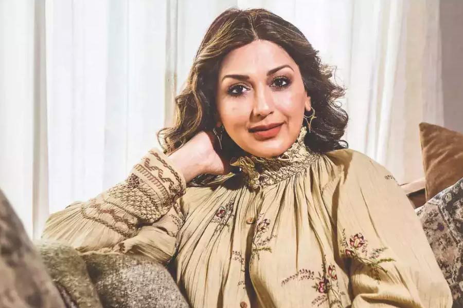 পাকিস্তানের প্রাক্তন ক্রিকেটার শোয়েব আখতারের সঙ্গে নাম জড়িয়ে পড়ে বলি অভিনেত্রী সোনালি বেন্দ্রের। ২০১৯ সালে শোয়েব জানিয়েছিলেন, সোনালির ছবি নাকি নিজের মানিব্যাগে রাখতেন শোয়েব। সোনালিকে বিয়েও করতে চেয়েছিলেন তিনি। শোয়েব জানিয়েছিলেন, অভিনেত্রী যদি বিয়ের প্রস্তাব ফিরিয়ে দেন তবে তাঁকে অপহরণ করবেন। শোয়েবের এই মন্তব্যের পর সর্বত্র আলোচনার ঝড় ওঠে।