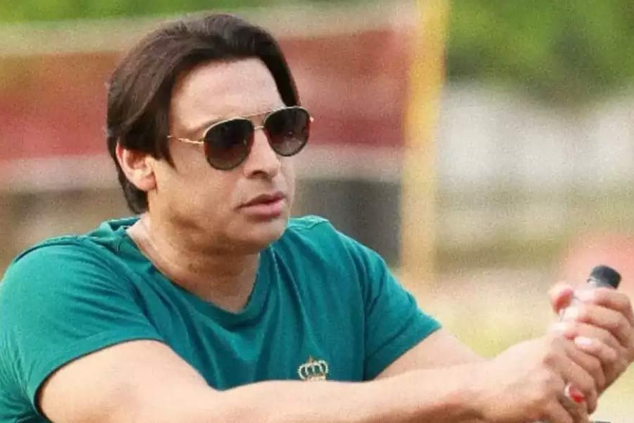 সোনালির সঙ্গে শোয়েবের সম্পর্ক নিয়ে কানাঘুষো বাড়তে থাকলে শোয়েব জানিয়েছিলেন, সোনালি যে ভাবে ক্যানসারের সঙ্গে যুদ্ধ করেছেন, তা দেখে অভিনেত্রীর একনিষ্ঠ অনুরাগী হয়ে উঠেছেন তিনি। ব্যক্তিগত স্তরে সোনালির সঙ্গে তাঁর কোনও সম্পর্ক নেই বলেও দাবি করেন শোয়েব।