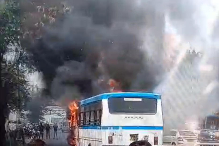A bus was suddenly set on fire due to heat