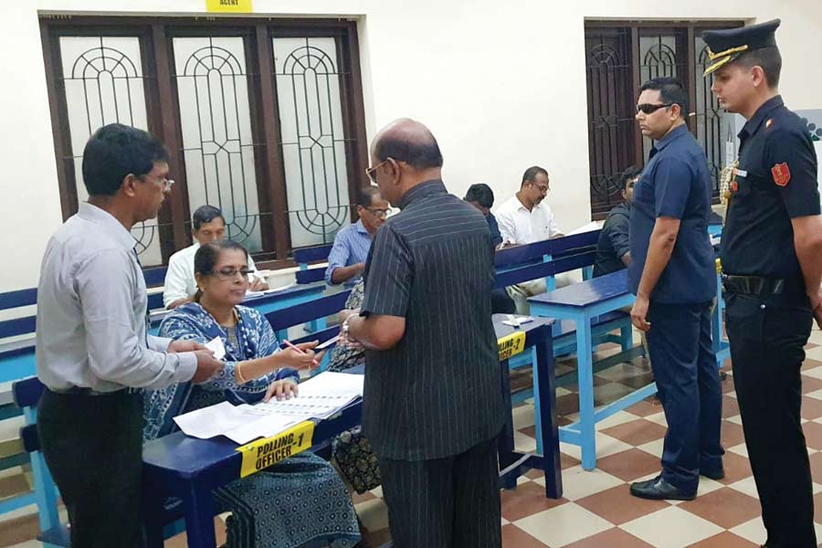 ভোট দিলেন বাংলার রাজ্যপাল।