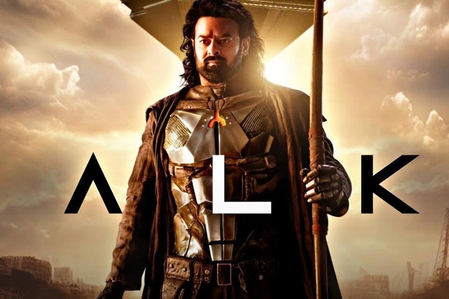 চলতি বছরের জুন মাসে প্রেক্ষাগৃহে মুক্তি পাওয়ার কথা ‘কল্কি ২৮৯৮ এডি’ ছবিটির। এই ছবির মুখ্যচরিত্রে অভিনয় করছেন দক্ষিণের জনপ্রিয় অভিনেতা প্রভাস। প্রভাসের পাশাপাশি মুখ্যচরিত্রে অভিনয় করতে দেখা যাবে অমিতাভ বচ্চন এবং দীপিকা পাড়ুকোনের মতো বলি তারকাকে।