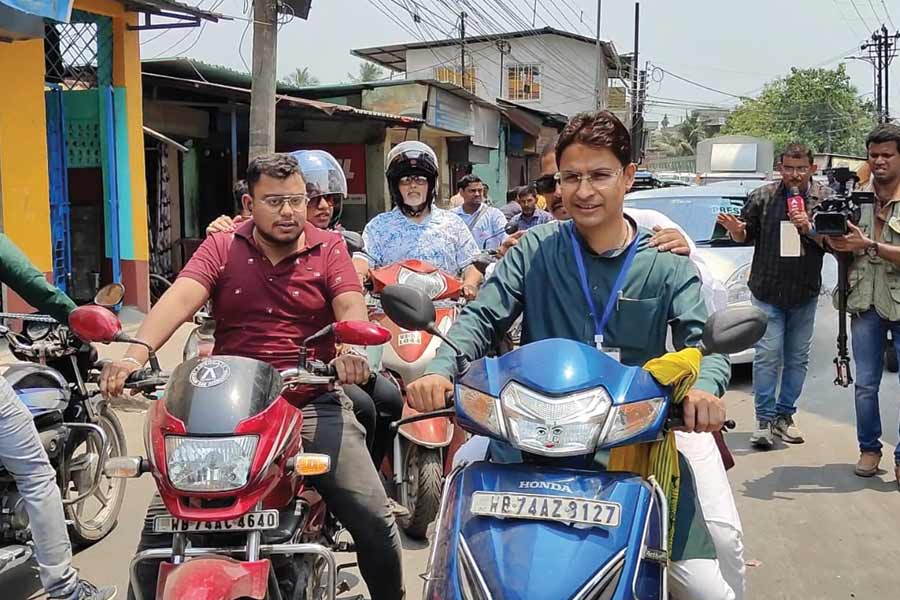 শিলিগুড়িতে স্কুটিতে সওয়ার রাজু বিস্তা। পিছনে শঙ্কর ঘোষ।