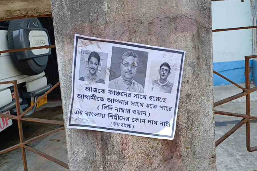 Poster on TMC candidate cum actor Rachna Banerjee surfaced in chinsurah dgtld