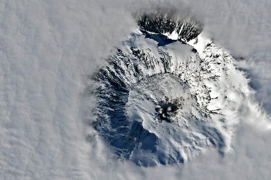 Active volcano in Antarctica sprewing 80 gram gold dust everyday 