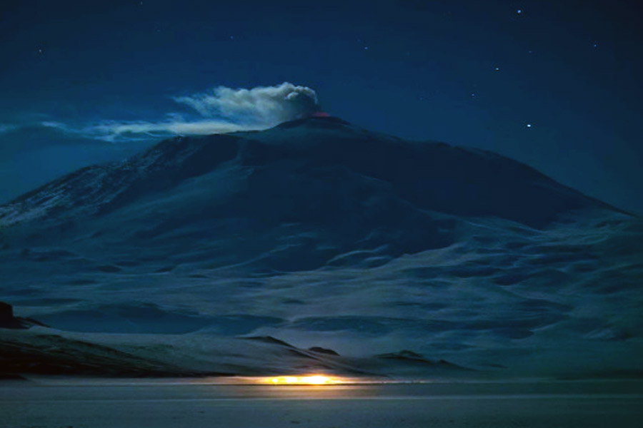 Active volcano in Antarctica sprewing 80 gram gold dust everyday 