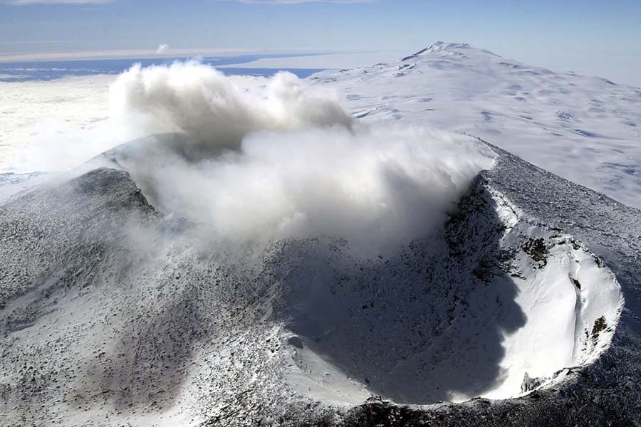 Active volcano in Antarctica sprewing 80 gram gold dust everyday 