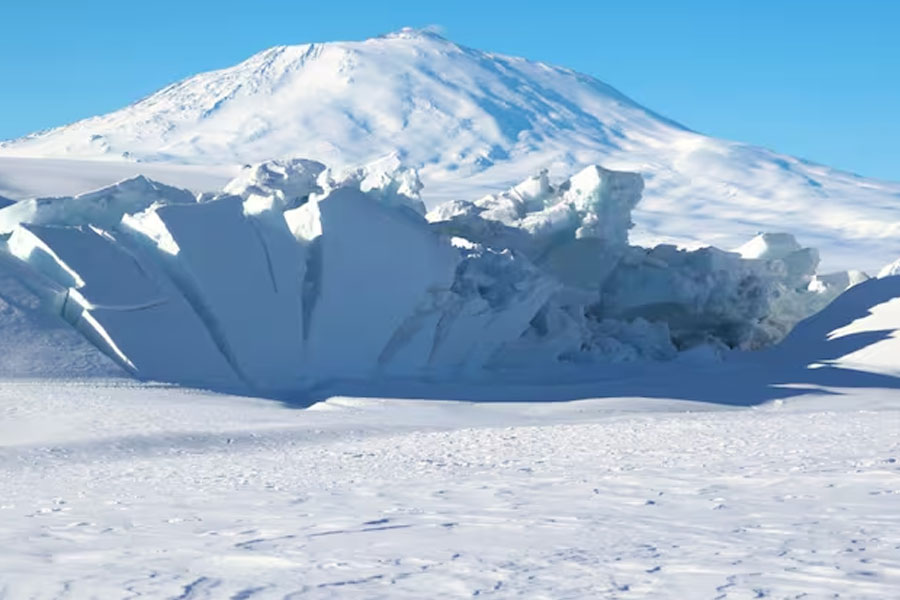 Active volcano in Antarctica sprewing 80 gram gold dust everyday 