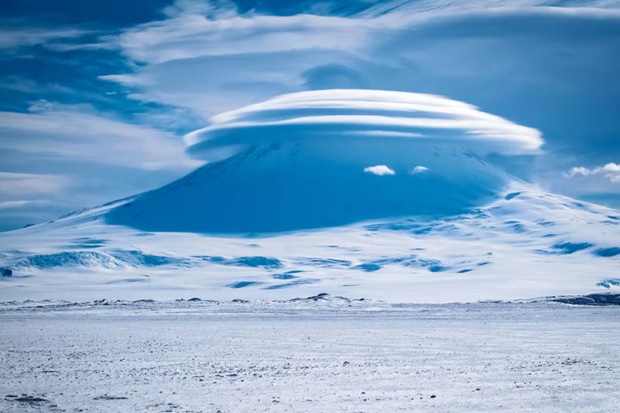 Active volcano in Antarctica sprewing 80 gram gold dust everyday 