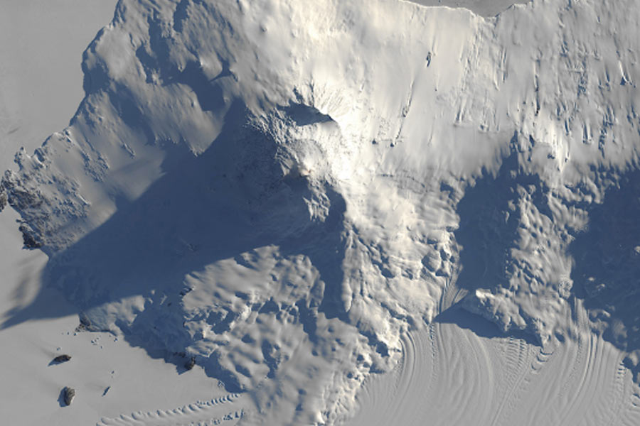 Active volcano in Antarctica sprewing 80 gram gold dust everyday 
