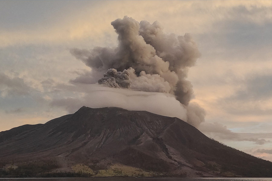 Active volcano in Antarctica sprewing 80 gram gold dust everyday 