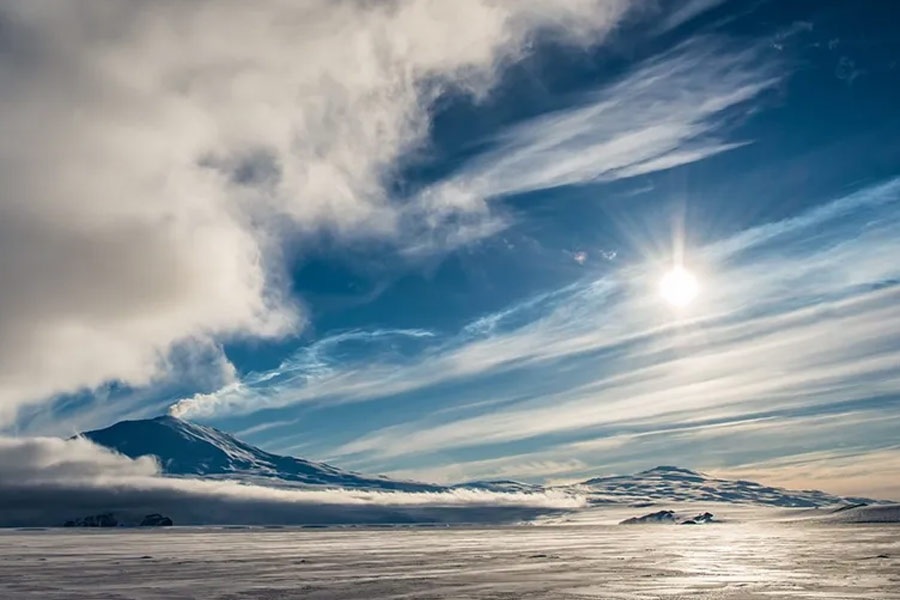 Active volcano in Antarctica sprewing 80 gram gold dust everyday 