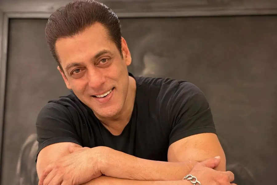 এক পুরনো সাক্ষাৎকারে সলমন খান জানিয়েছিলেন, ‘চক দে! ইন্ডিয়া’য় অভিনয়ের প্রস্তাব প্রথমে তাঁকে দেওয়া হয়েছিল। তিনি সেই প্রস্তাব খারিজ করে দিলে শাহরুখকে প্রস্তাব দেওয়া হয়।