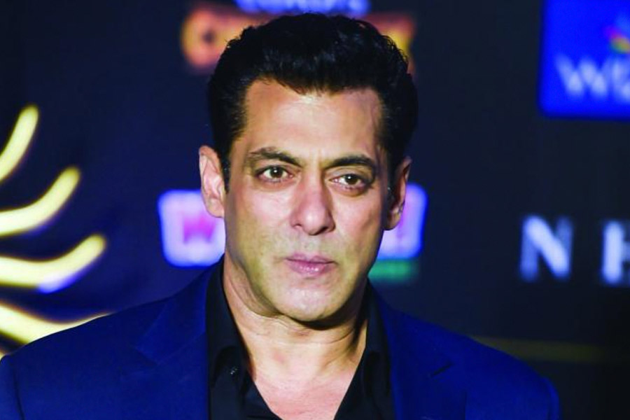 শুধুমাত্র ‘চক দে! ইন্ডিয়া’ই নয়, শাহরুখের অন্য একটি ছবির জন্যও সলমনকে প্রথম পছন্দ করা হয়েছিল। সলমন জানিয়েছিলেন, ‘বাজিগর’ ছবিতে মুখ্য চরিত্রে অভিনয়ের জন্য তাঁকে প্রস্তাব দেওয়া হয়েছিল। কিন্তু তিনি সেই চরিত্রে অভিনয় করতে চাননি।