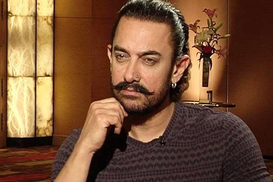 বলিপাড়া সূত্রে খবর, ‘ডর’ ছবিতে খলনায়কের ভূমিকায় পছন্দ করা হয়েছিল আমির খানকে। চিত্রনাট্যের খসড়া পাঠের পর চরিত্র নির্মাণ নিয়ে দ্বিমত প্রকাশ করেন আমির। মনের মতো চরিত্র না হওয়ায় ‘ডর’ ছবি থেকে বাদ দেওয়া হয় আমিরকে।