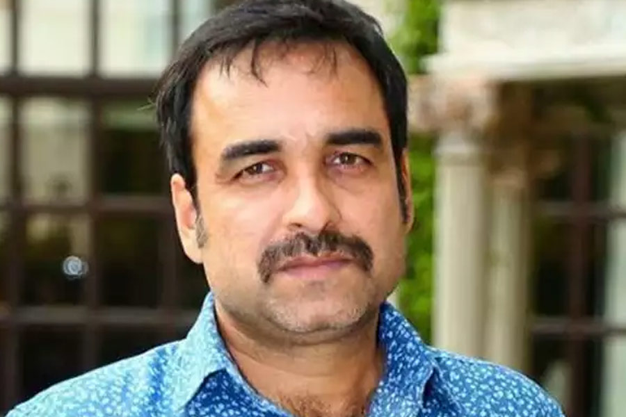 বলিপাড়া সূত্রে খবর, ‘লক্ষ্য’ ছবিতে অভিনয়ের জন্য প্রথমে বলি অভিনেতা পঙ্কজ ত্রিপাঠীকে প্রস্তাব দিয়েছিলেন ছবিনির্মাতারা। কিন্তু পরে তাঁকে সেই ছবি থেকে বাদ দেওয়া হয়।