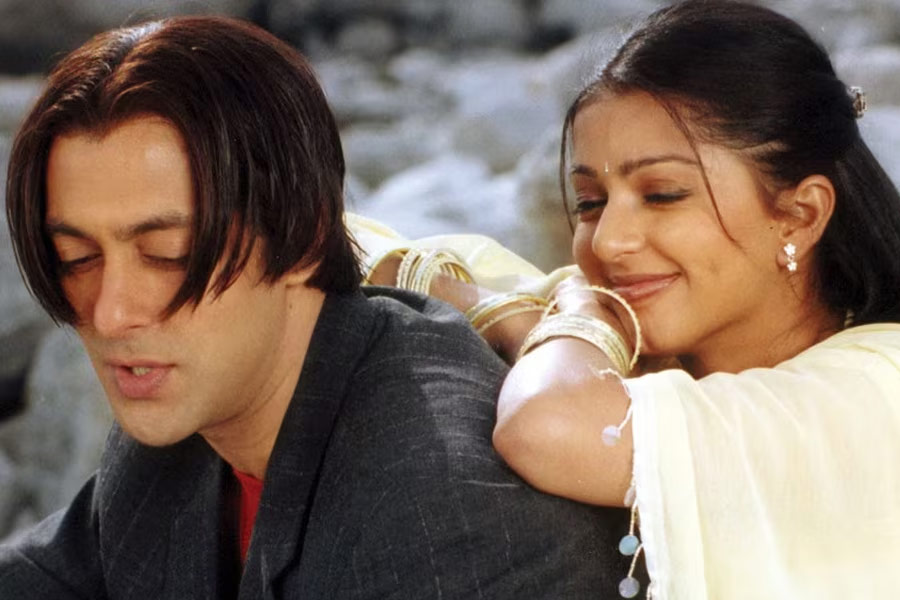 ২০০৩ সালে ‘তেরে নাম’ ছবিতে সলমন খানের বিপরীতে অভিনয় করে বলিপাড়ায় জনপ্রিয় হয়ে ওঠেন ভূমিকা চাওলা। কানাঘুষো শোনা যায়, এর পর তাঁকে তিনটি ছবির জন্য পছন্দ করা হলেও পরে বাদ দেওয়া হয়।