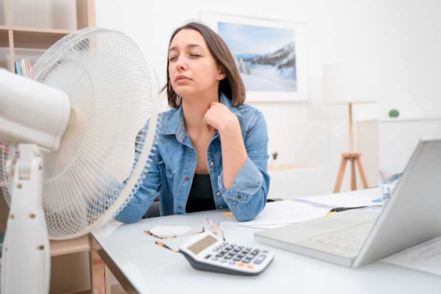 How to Survive the office without Ac in a Heatwave