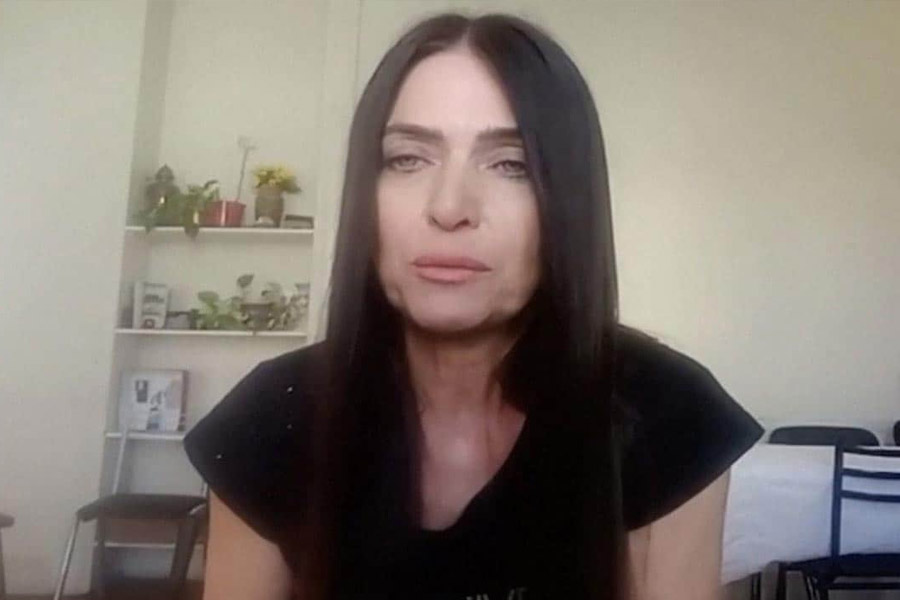 আর্জেন্টিনার লা প্লাতা শহরের বাসিন্দা আলেজ়ান্দ্রা । পেশায় একাধারে উকিল এবং সাংবাদিক তিনি। সম্প্রতি ‘মিস্ ইউনিভার্স বুয়েনাস আইরেস’ নামে সৌন্দর্য প্রতিযোগিতায় বিজয়ী হয়ে শিরোনামে এসেছেন তিনি।