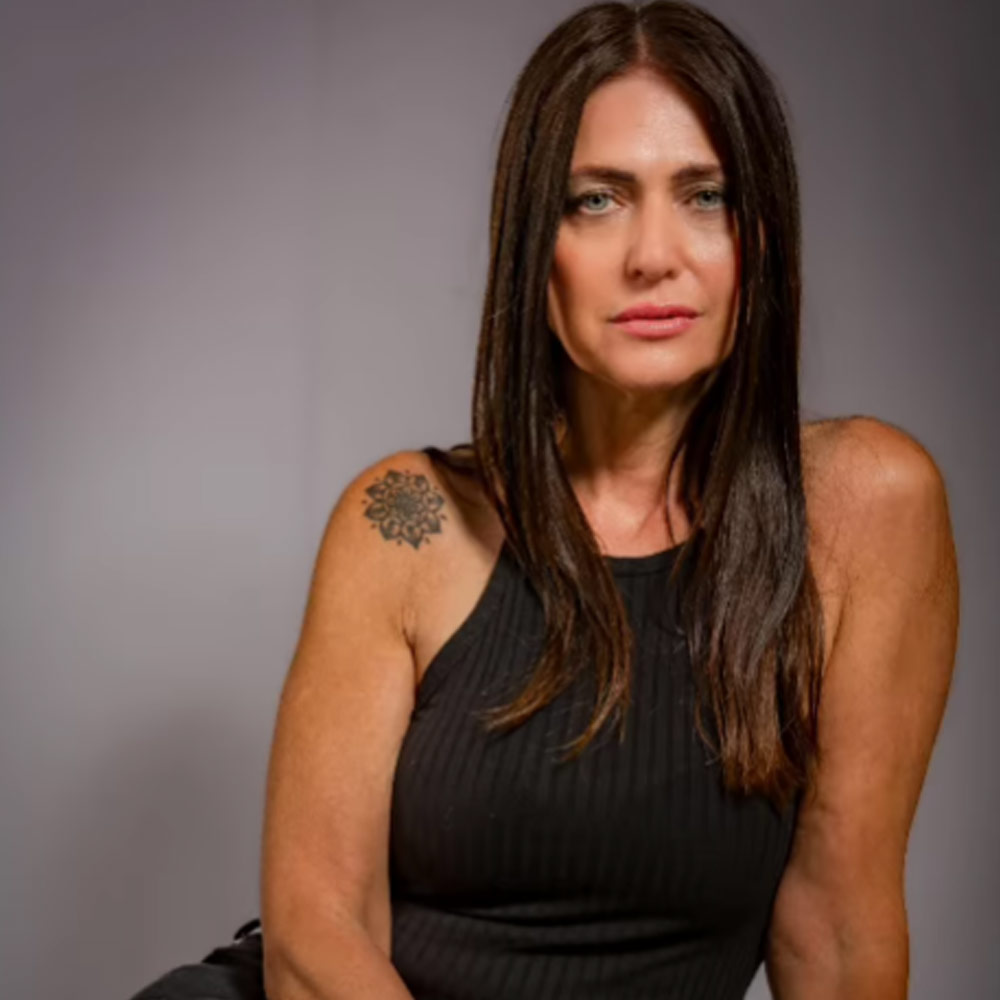 সৌন্দর্যের ক্ষেত্রে বয়স যে আদৌ কোনও বাধা নয়, তা প্রমাণ করতে চেয়েছিলেন আলেজ়ান্দ্রা । কিন্তু নিয়মকানুনে শেষমেশ বাঁধা-ই পড়তে হল বছর ষাটের সুন্দরীকে।