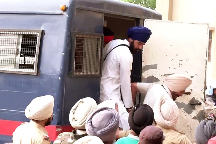 Why amritpal singh can contest election but Arvind kejriwal can’t vote