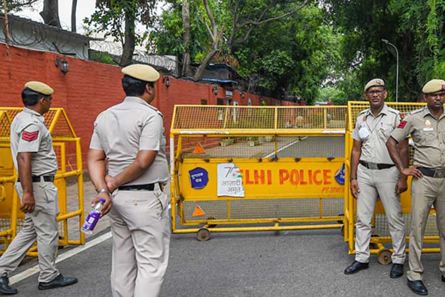 several Delhi schools get bomb threat, Search operation on dgtl