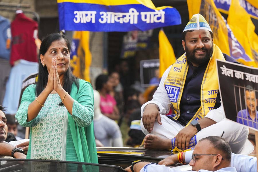 Arvind Kejriwal's wife Sunita Kejriwal holds road show in East Delhi
