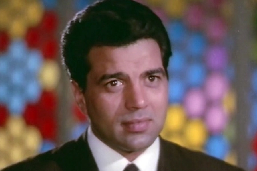 বলিপাড়া সূত্রে খবর, ‘আঁখে’ ছবিটি প্রেক্ষাগৃহে মুক্তির পর বক্স অফিস থেকে প্রায় সাড়ে ছ’কোটি টাকা উপার্জন করে।