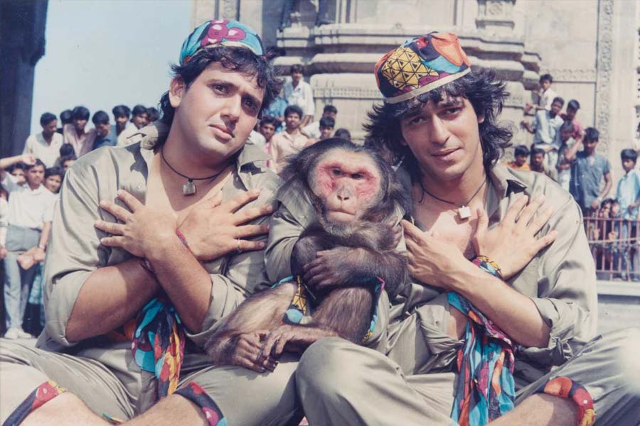 ১৯৬৮ সালে ‘আঁখে’ মুক্তির প্রায় ২৫ বছর পর একই নামে প্রেক্ষাগৃহে আবার একটি হিন্দি ছবি মুক্তি পায়। এই ছবির পরিচালনার দায়িত্বে ছিলেন ডেভিড ধওয়ান।