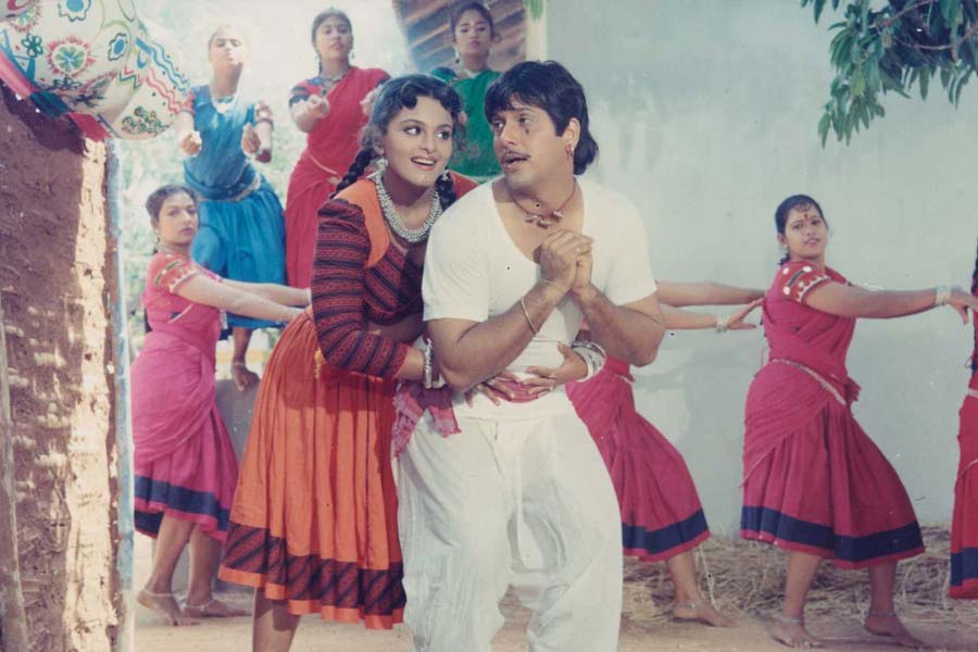 ১৯৯৩ সালে বক্স অফিসে ভাল ব্যবসা করা ছবিগুলির মধ্যে ‘আঁখে’ ছবিটি অন্যতম। এই ছবিটি গোবিন্দের কেরিয়ারে নতুন মাইলফলক তৈরি করে।