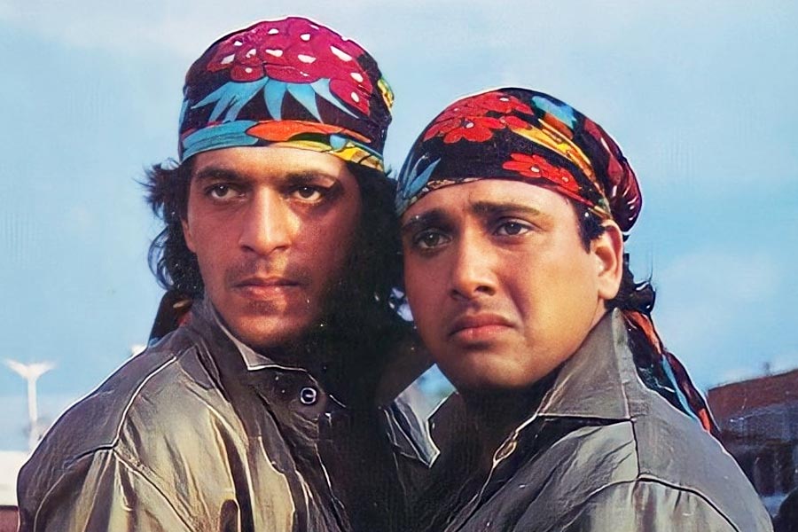 বলিপাড়া সূত্রে খবর, ‘আঁখে’ ছবিটি তৈরি করতে খরচ হয়েছিল প্রায় ছ’কোটি টাকা। মুক্তির পর এই ছবিটি বক্স অফিস থেকে ৩৫ কোটি টাকার ব্যবসা করে।