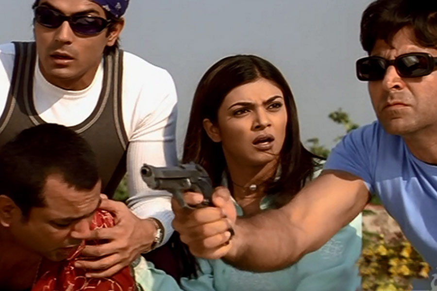 বিপুল অম্রুতলাল শাহের পরিচালনায় মুক্তিপ্রাপ্ত ‘আঁখে’ ছবিতে অভিনয় করেন অমিতাভ বচ্চন, অক্ষয় কুমার, পরেশ রাওয়াল, অর্জুন রামপাল, সুস্মিতা সেন, আদিত্য পাঞ্চোলিরা।