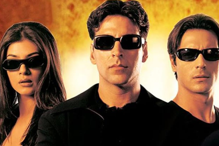 ২০০২ সালে মুক্তি পাওয়া ছবিগুলির মধ্যে যেগুলি ভারতীয় বক্স অফিসে সর্বাধিক ব্যবসা করেছিল সেই তালিকায় পঞ্চম স্থানে ছিল ‘আঁখে’।