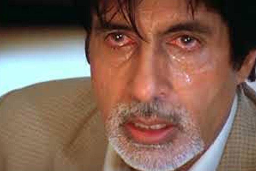 ‘আঁখে’ ছবিতে নেতিবাচক চরিত্রে অভিনয় করে দর্শকের কাছে বহুল প্রশংসা কুড়োন অমিতাভ। বলিপাড়া সূত্রে খবর, ১৭ কোটি টাকা খরচ করে ছবিটি তৈরি হয়।