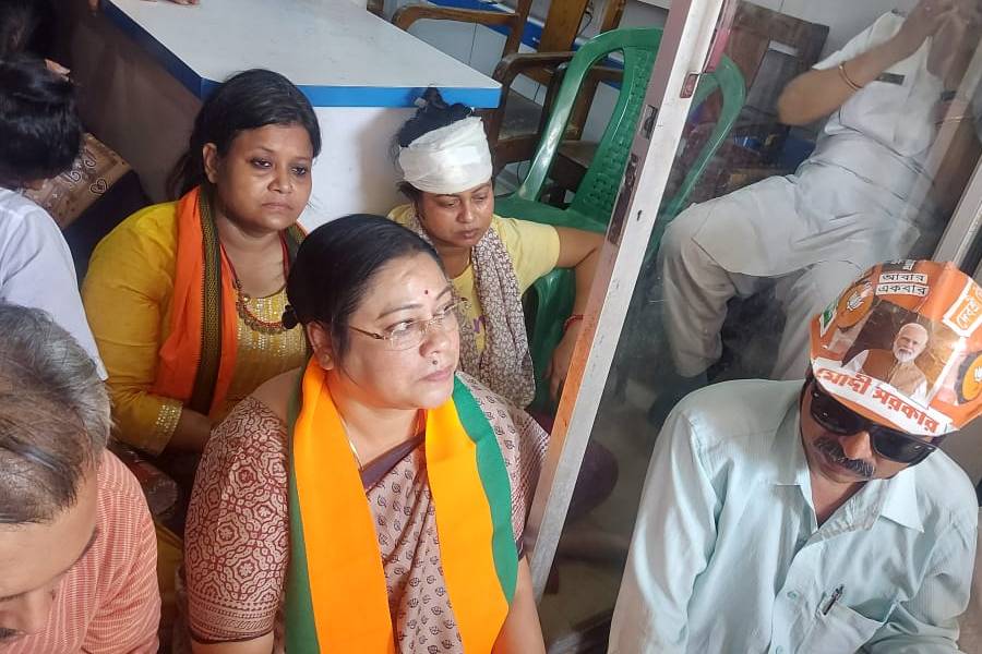 বিজেপি প্রার্থী দেবশ্রী চৌধুরীকে নিয়ে কর্মী-সমর্থকেরা আনন্দপুর থানায় ধর্নায় বসেছেন। রবিবার দুপুরে।