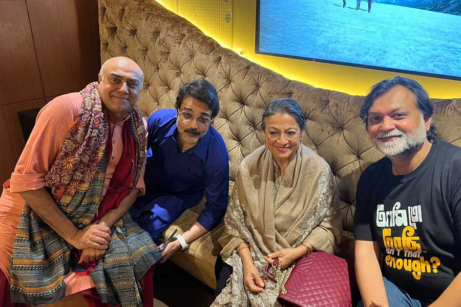 Image of actor rajit kapoor, Prosenjit Chatterjee, Tanuja and Srijit Mukherji in Mumbai