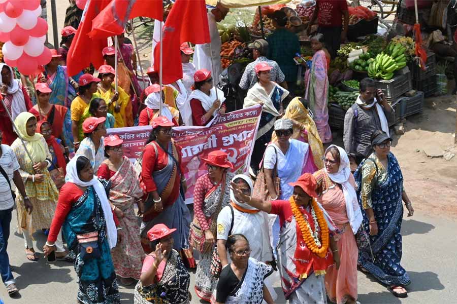 বোলপুরে কংগ্রেস সমর্থিত সিপিএমের প্রার্থী শ্যামলী প্রধানের সমর্থনে পদযাত্রা।রবিবার।