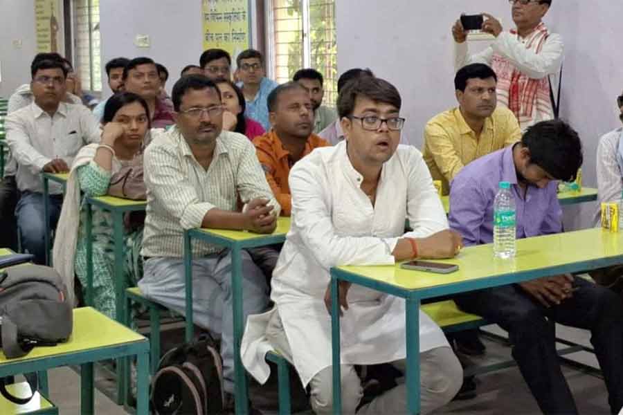 Lok Sabha Election 2024: TMC is under controversy for holding meeting with teachers who lost their job  at durgapur