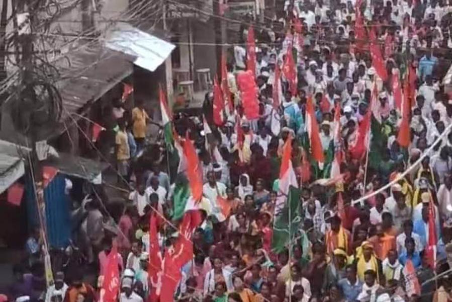 কংগ্রেস প্রার্থী নেপাল মাহাতোর সমর্থনে সিপিএম ও কংগ্রেসের যৌথ মিছিল। পুরুলিয়ায়।